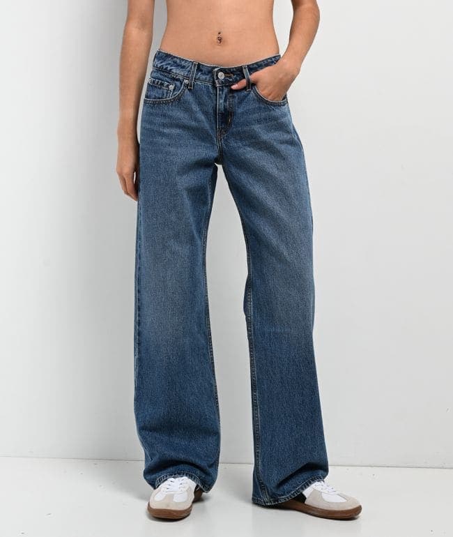 Jeans Levi's Low Loose Straight de tiro bajo y pierna recta holgada en lavado azul medio, vista frontal