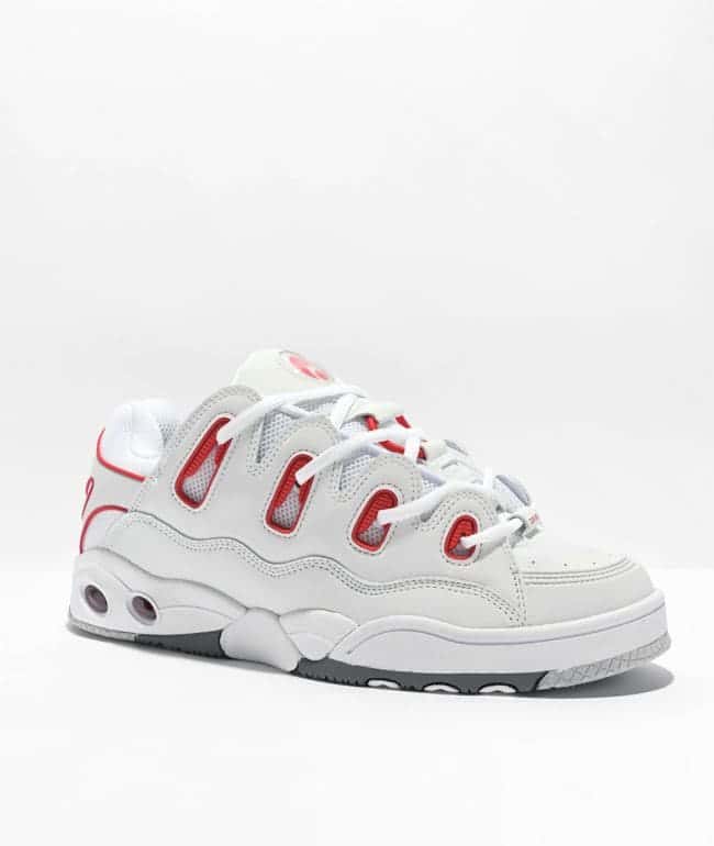 Tenis Osiris D3 OG blancos con acentos rojos en las presillas de las agujetas y suela gris