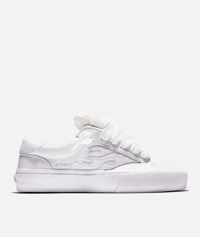 Tenis Straye Logan Puff Whiteout todo blanco de piel nobuk con flama en el mismo tono y agujetas gruesas