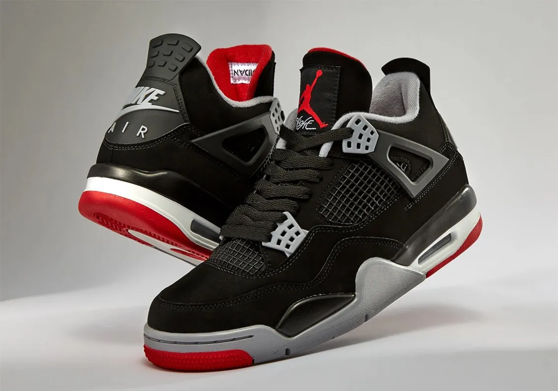 Air Jordan 4 Bred 2026 en colorway Black, Fire Red, Cement Grey y Summit White